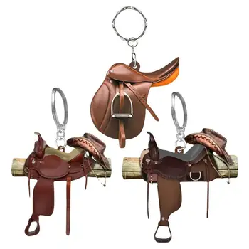 Ключодържател за седлото на коня Акрилен ключодържател Плосък висулка във формата на седло за любителите на коне в стил Уестърн Каубой За декориране на огледала за обратно виждане на автомобила